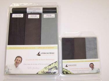 Comparación de los dos juegos de piedra, el blister 120 de +- 24 x 7 x 3 cm. y el blister 1.  de +-15 x 5 x 2cm.