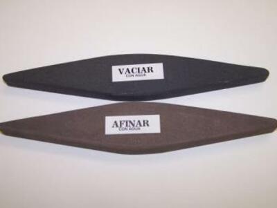 Mod. 300 en granos 700 y 1200 fosma oval, modelo tradicional usado en mucho y variados oficios, dede el agrícola a los del calzado y piel. Gran resultado sobre todo con acero templados.
