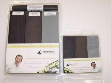 Comparación de los dos juegos de piedra, el blister 120 de +- 24 x 7 x 3 cm. y el blister 1.  de +-15 x 5 x 2cm
